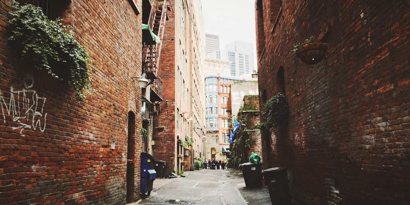 专业竞速泳衣选购指南：从面料科技到压缩等级如何影响游泳成绩