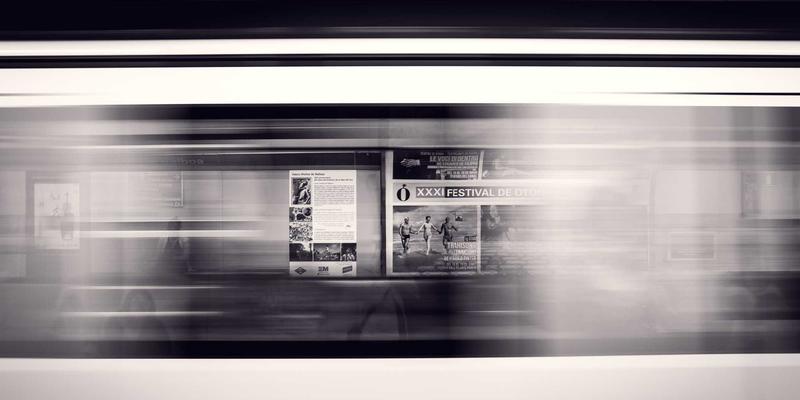 碳纤维vs铝合金,外锁vs内锁:户外登山杖材质与锁紧系统终极选购指南